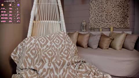 Snapshot of _luna_dupont_ chatting on 02.18.25  Luna  online show from 02.18.25