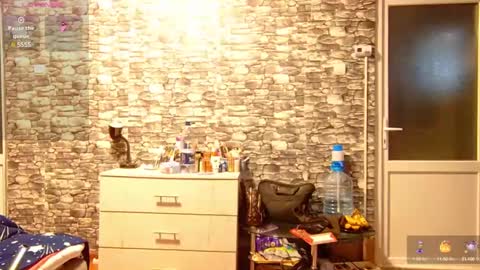 Snapshot of _mari___ chatting on 12.24.24 Mari online show from 12.24.24