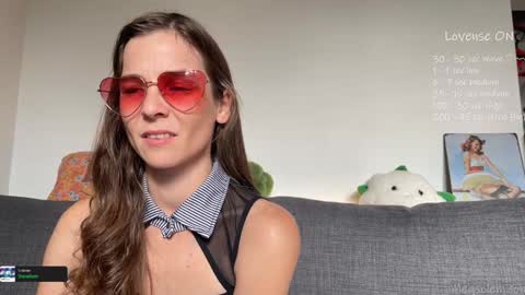 Snapshot of _meg chatting on 11.10.25 Meg online show from 11.10.25