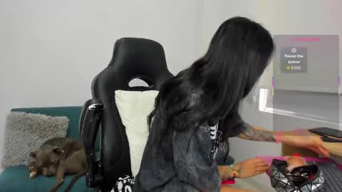 Juli online show from 10.05.25