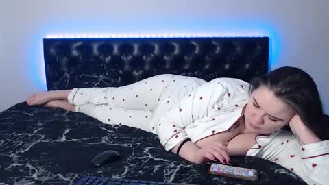 Snapshot of _mimi_mikey_ chatting on 11.11.25 mikey and mia online show from 11.11.25