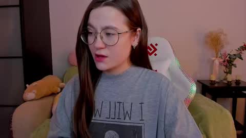 Mia with a big heart  online show from 02.23.25