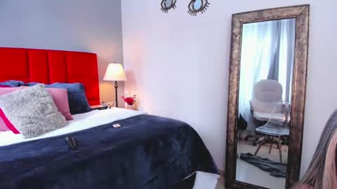 Snapshot of _nicoletteshea_ chatting on 11.19.25 _nicoletteshea_ online show from 11.19.25