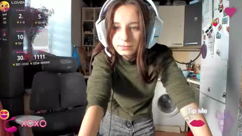 Snapshot of _nika_kik chatting on 10.24.25 Nika online show from 10.24.25