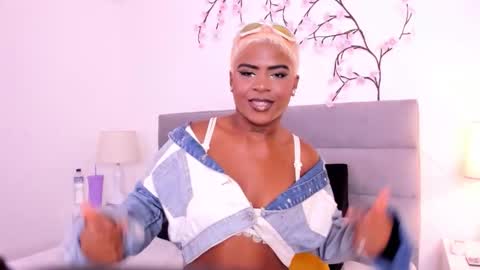 Snapshot of _opraah_ chatting on 12.15.25 Opraah online show from 12.15.25