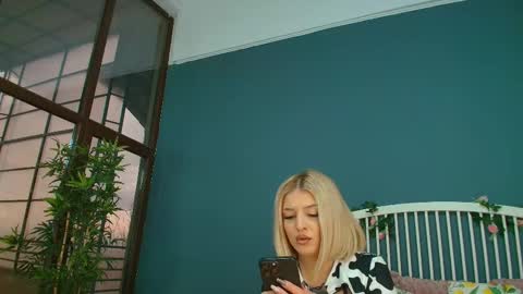 Snapshot of _parishill chatting on 11.03.25 Alisa online show from 11.03.25