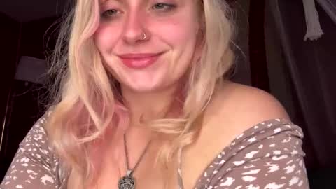 Snapshot of _peaceoutgirlscout_ chatting on 10.06.25 _peaceoutgirlscout_ online show from 10.06.25