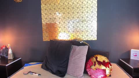 Laura online show from 12.21.24