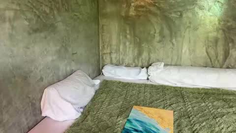  HADLY today day-off see u online 0112  online show from 10.19.25