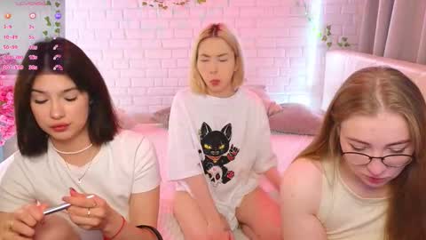 Snapshot of _ramune_ chatting on 10.10.25 Merlizz Eva Jane Mila Nicole  left to right  online show from 10.10.25