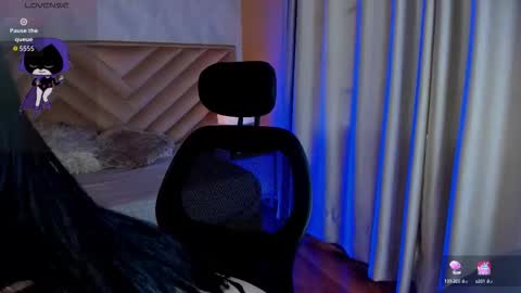 Snapshot of _raven_black chatting on 09.18.25 Raven online show from 09.18.25