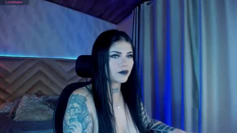 Snapshot of _raven_black chatting on 10.08.25 Raven online show from 10.08.25