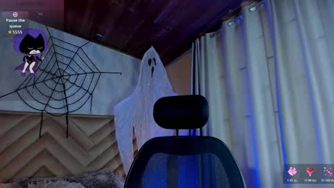 Snapshot of _raven_black chatting on 10.17.25 Raven online show from 10.17.25