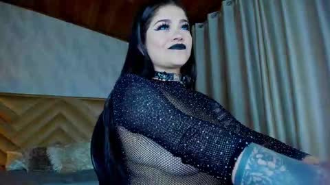 Snapshot of _raven_black chatting on 11.21.25 Raven online show from 11.21.25