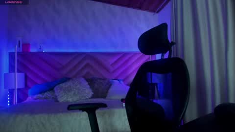 Snapshot of _raven_black chatting on 04.14.26 Raven online show from 04.14.26