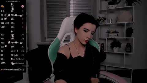 Snapshot of _rein_ramm chatting on 10.28.25 Rein online show from 10.28.25