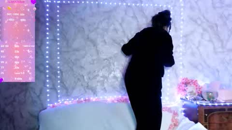 Snapshot of _shynikki chatting on 12.17.25 _shynikki online show from 12.17.25