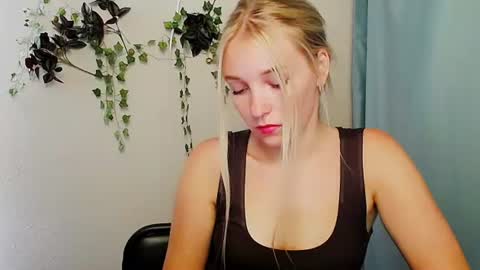 Snapshot of _snow_queen__ chatting on 06.15.26 Rachel online show from 06.15.26