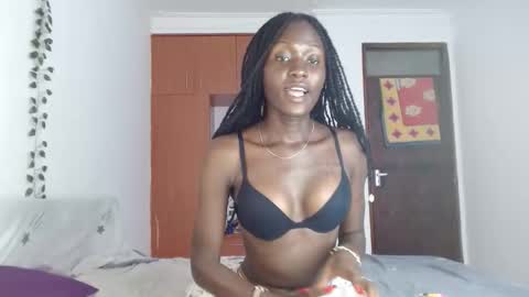 Snapshot of _sweejewel chatting on 12.14.25 _sweejewel online show from 12.14.25