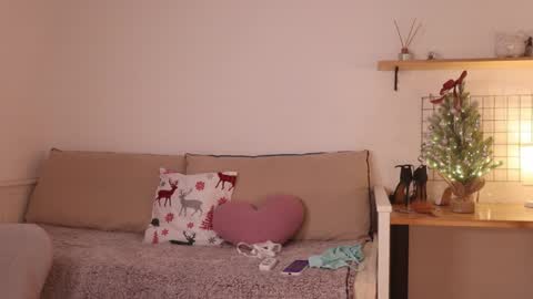 Snapshot of _teasecake_ chatting on 12.07.24 Annie online show from 12.07.24