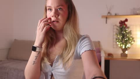 Snapshot of _teasecake_ chatting on 12.16.24 Annie online show from 12.16.24