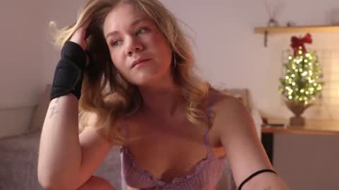 Snapshot of _teasecake_ chatting on 12.23.24 Annie online show from 12.23.24