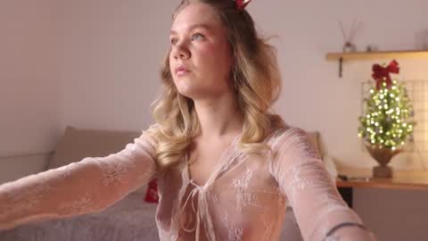 Snapshot of _teasecake_ chatting on 12.26.24 Annie online show from 12.26.24