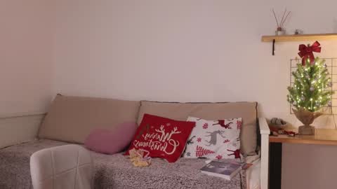 Snapshot of _teasecake_ chatting on 12.28.24 Annie online show from 12.28.24