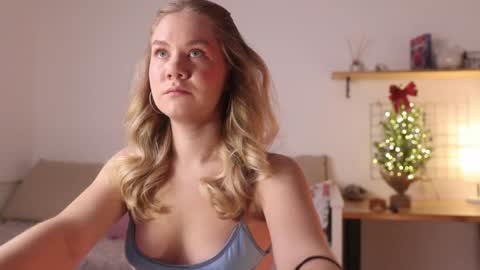 Snapshot of _teasecake_ chatting on 01.05.25 Annie online show from 01.05.25