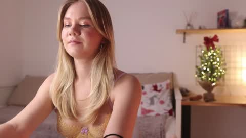 Snapshot of _teasecake_ chatting on 01.10.25 Annie online show from 01.10.25