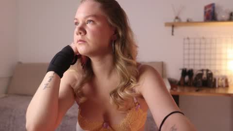 Snapshot of _teasecake_ chatting on 01.20.25 Annie online show from 01.20.25