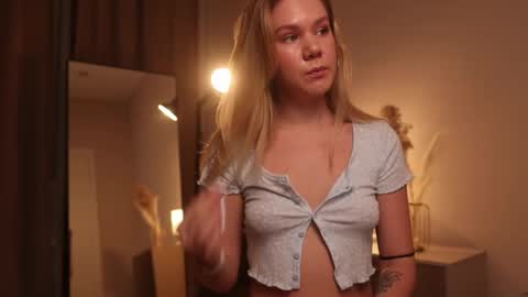 Snapshot of _teasecake_ chatting on 02.13.25 Annie online show from 02.13.25