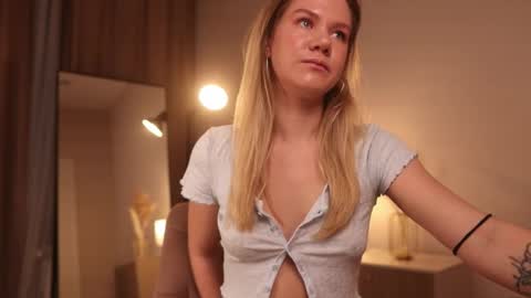 Snapshot of _teasecake_ chatting on 02.17.25 Annie online show from 02.17.25