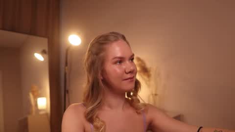 Snapshot of _teasecake_ chatting on 02.23.25 Annie online show from 02.23.25