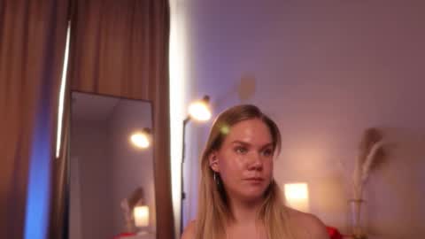 Snapshot of _teasecake_ chatting on 03.11.25 Annie online show from 03.11.25