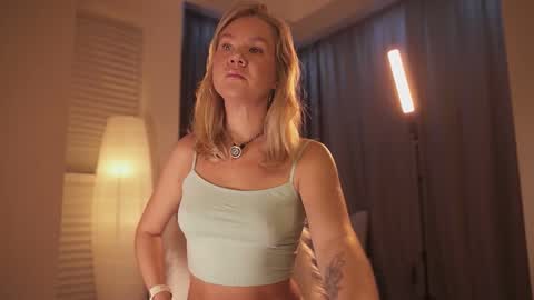 Snapshot of _teasecake_ chatting on 12.01.25 Annie online show from 12.01.25