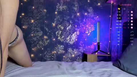 Snapshot of _thenightmoon_ chatting on 11.20.25 _thenightmoon_ online show from 11.20.25