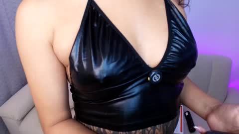 Snapshot of _velka_ chatting on 12.17.25 _velka_ online show from 12.17.25