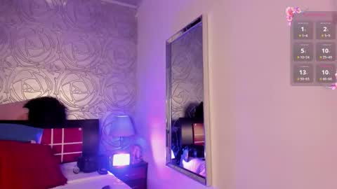 Snapshot of _vennuss_ chatting on 11.18.25 Venus online show from 11.18.25