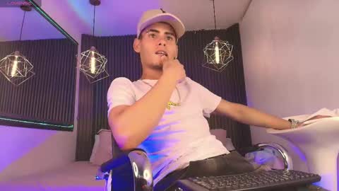 Snapshot of _white_fox_ chatting on 09.18.25 white fox online show from 09.18.25