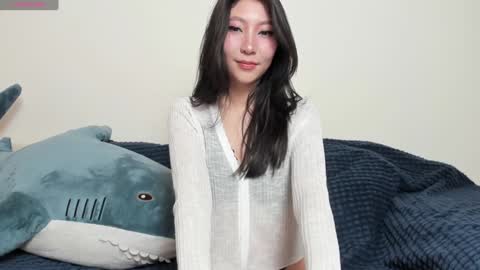 Snapshot of _yuriko chatting on 12.14.24 Mia online show from 12.14.24