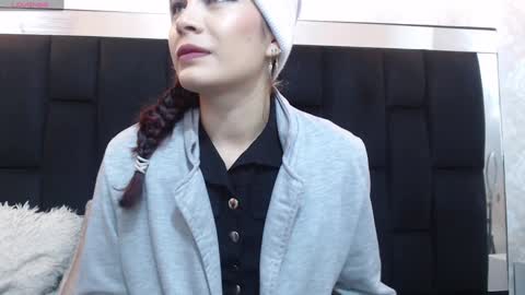 Yuyi online show from 01.27.25