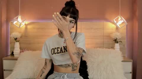 Snapshot of aa_lunit chatting on 11.29.25 Luni online show from 11.29.25