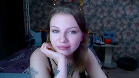 Snapshot of aalicebubble chatting on 10.22.25 Alice online show from 10.22.25