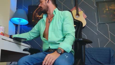 Snapshot of aaronbomer chatting on 09.17.25 Aaron online show from 09.17.25