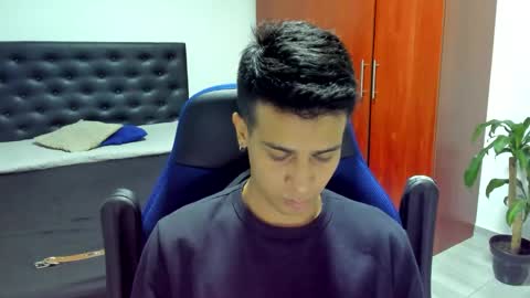 Independence model AbelAsburgo online show from 10.23.25