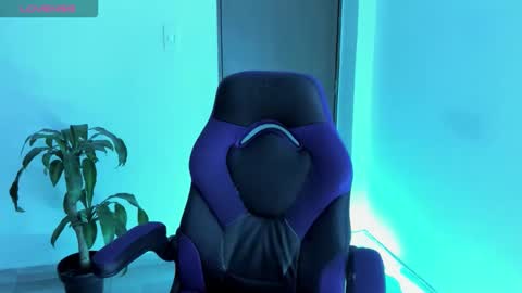 Independence model AbelAsburgo online show from 10.28.25