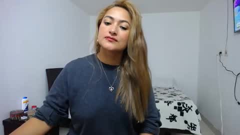 Snapshot of abie_spicy_ chatting on 12.01.25 ximena online show from 12.01.25