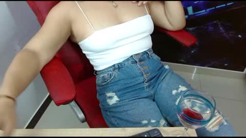Snapshot of abril_beltran_ chatting on 02.09.25 Abril Beltran online show from 02.09.25