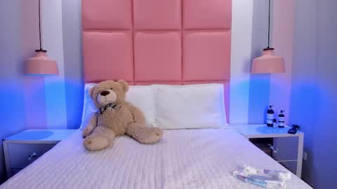 abril_cooper11 online show from 10.25.25